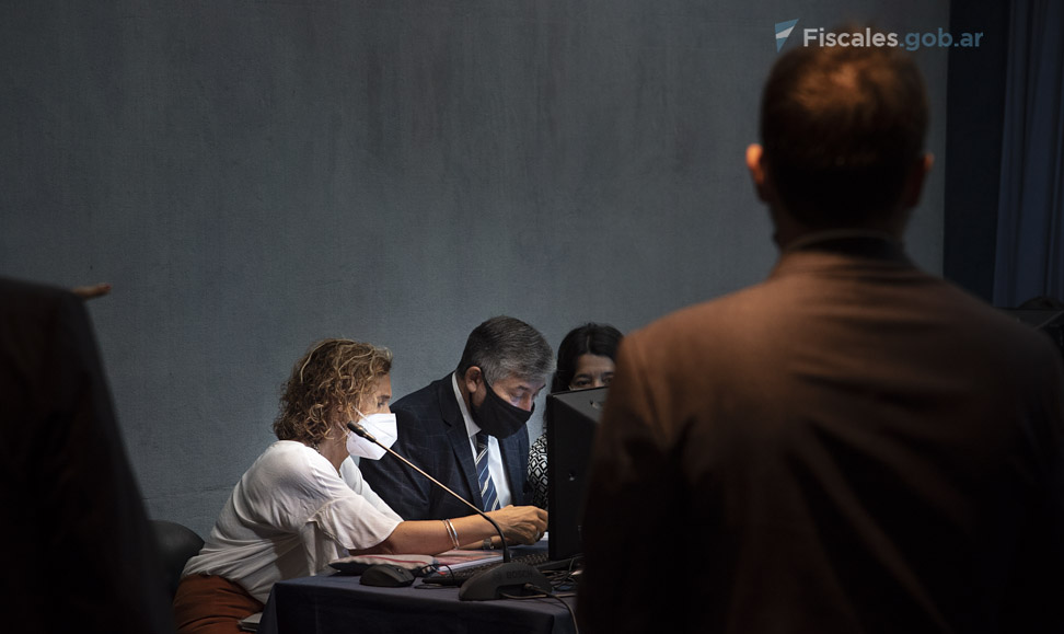 El fiscal Castro fue acompañado por sus abogadas Roxana Piña y Pamela Aguirre. - Foto: Claudia Conteris/Fiscales.gob.ar