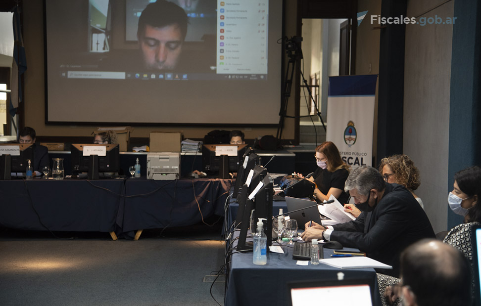 El debate se realiza con la participación de las partes, el tribunal y los testigos a través de medios presenciales y remotos, como medida sanitaria de prevención.  - Foto: Claudia Conteris/Fiscales.gob.ar