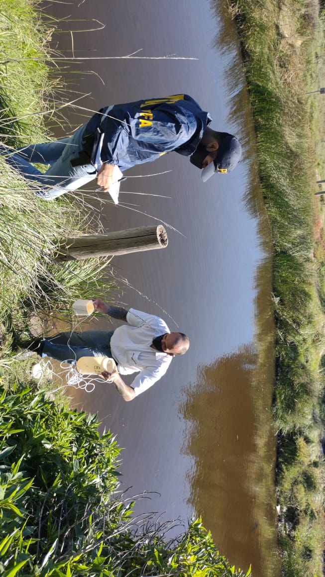 La Policía Federal tomó muestras del agua del arroyo Lobería, que analizará en su laboratorio.  - Fotos: Policía Federal Argentina.