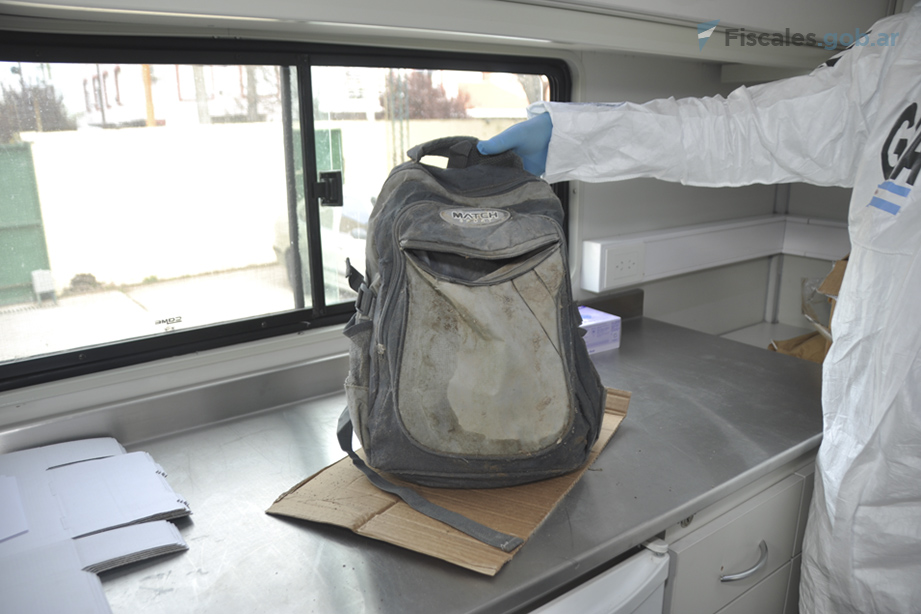 La mochila de Facundo es examinada durante el estudio pericial realizado por la Gendarmería Nacional.  - 