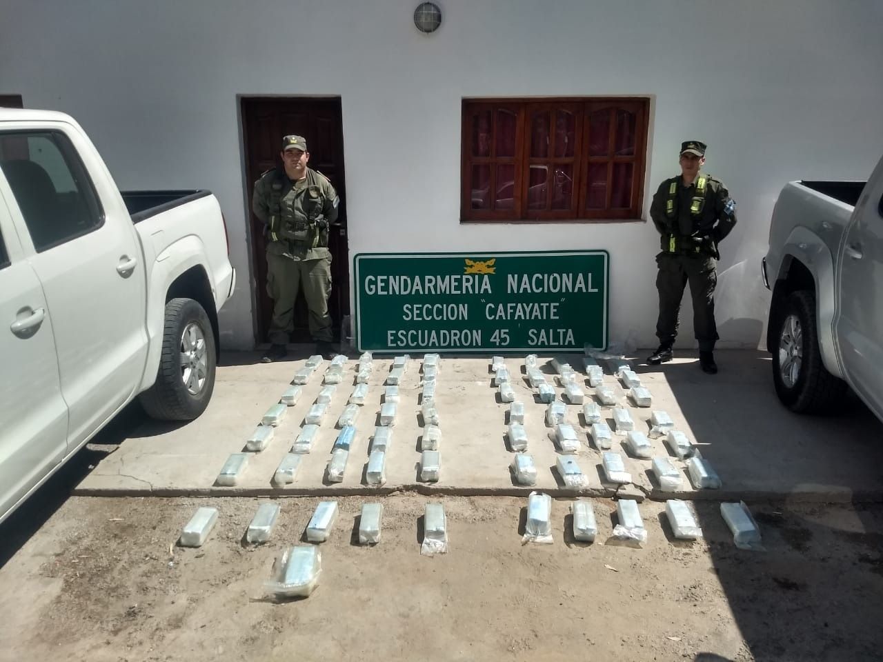 La cocaína había sido secuestrada el 12 de diciembre de 2019 de los tanques de combustible de dos VW Amarok. - Foto: Gendarmería Nacional.
