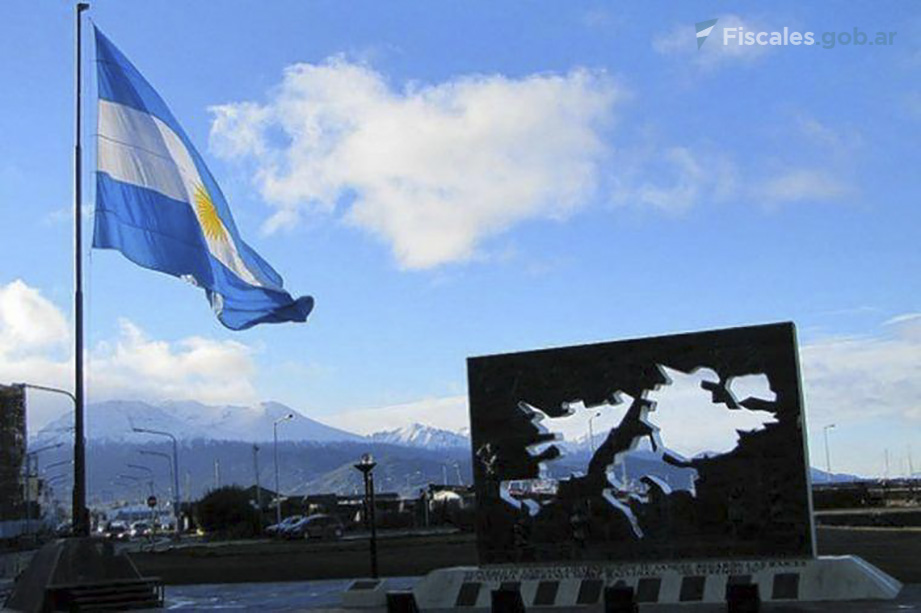 El monumento en homenaje a los caídos en la guerra situado en Ushuaia, capital de la provincia de Tierra del Fuego, Antártida e Islas del Atlántico Sur.  - 