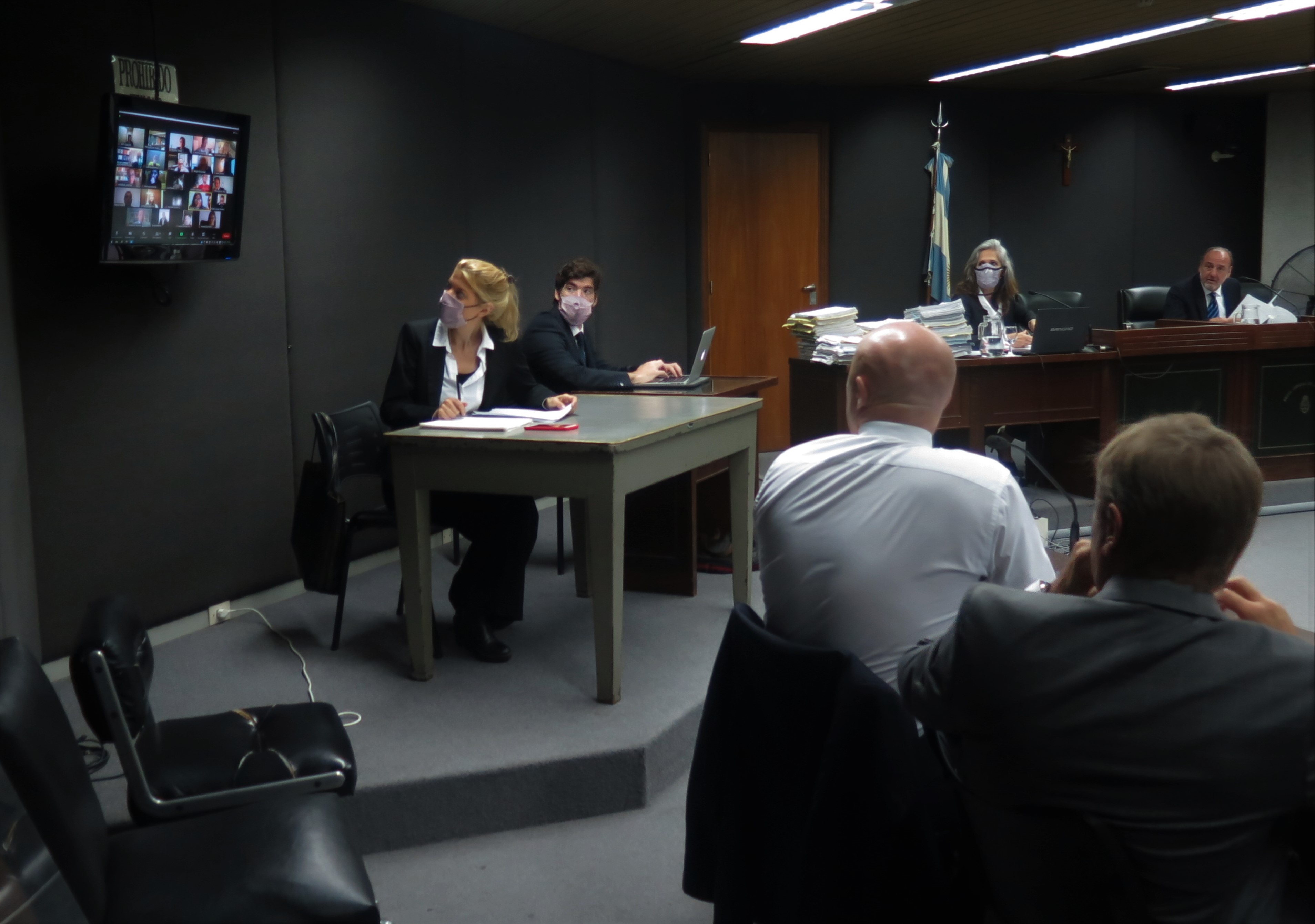 Algunas partes y dos jueces del tribunal participaron de la audiencia por medios remotos.  - Fotos: Belén Cano/Ministerio Público Fiscal de la Nación.