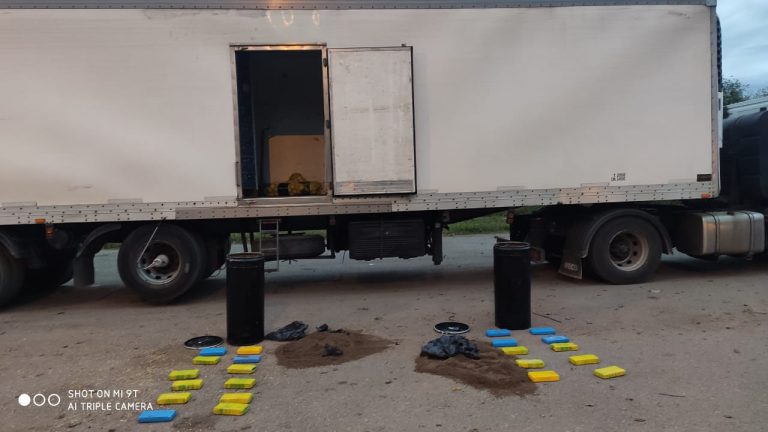 Salta: imputan a un camionero que llevaba casi 23 kilos de cocaína y donan a merenderos el cargamento de fruta usado como camuflaje