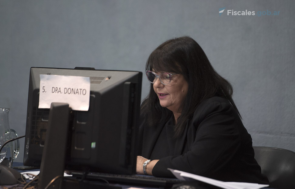La presidenta del Tribunal de Enjuiciamiento,  Adriana Donato, lee la parte dispositiva.  - Foto: Claudia Conteris/Fiscales.gob.ar