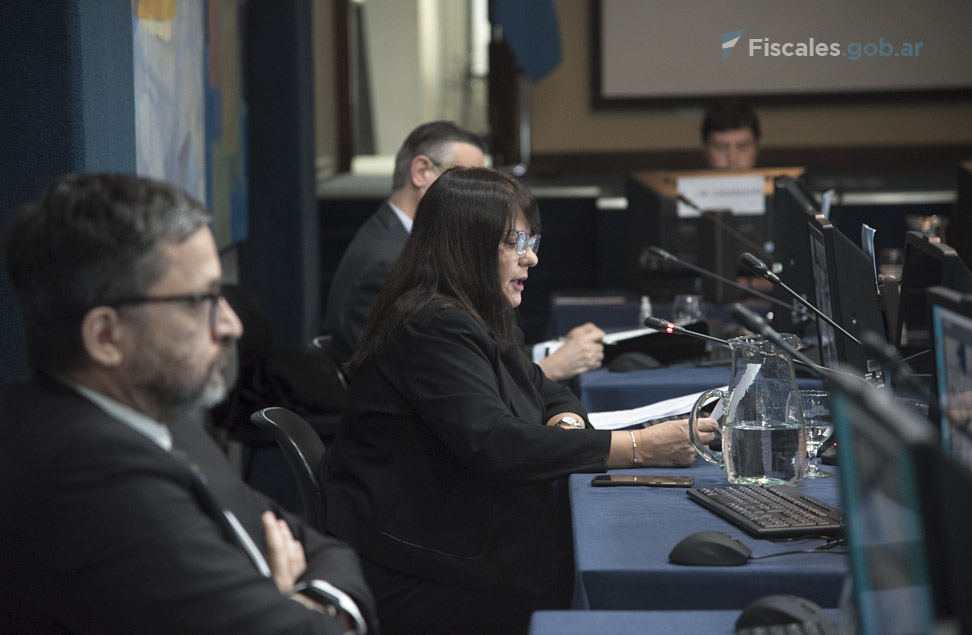 La presidenta del Tribunal de Enjuiciamiento,  Adriana Donato, lee la parte dispositiva.  - Foto: Claudia Conteris/Fiscales.gob.ar