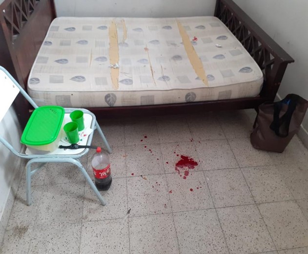 Junto a la cama quedó el Tapper donde el condenado había guardado el cuchillo con el que intentó asesinar a su pareja.  - Foto: Gendarmería Nacional.