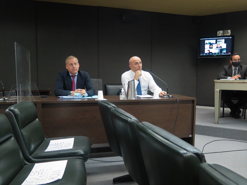 El auxiliar fiscal Carlos Fioriti -izquierda- y el fiscal general Juan Manuel Pettigiani -derecha- representan al MPF en el juicio. - Foto: Belén Cano.