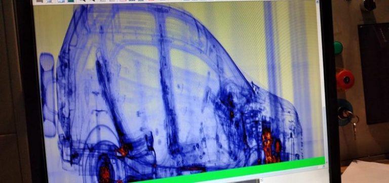 Investigan por contrabando de importación el ingreso de una camioneta a bordo de un gomón