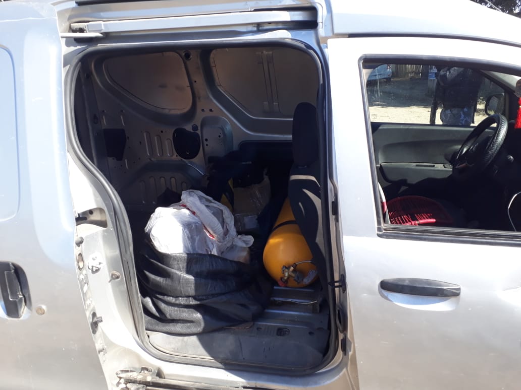 El procedimiento que derivó en la detención de cuatro personas, entre ellas las dos condenadas, fue realizado el 10 de agosto de 2019. La marihuana estaba envuelta con una lona en el interior del vehículo utilitario.  - Fotos: Policía de la provincia de Salta.