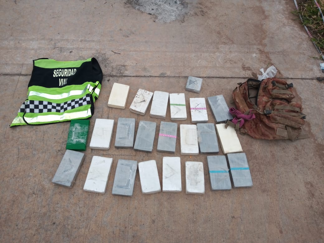 La cocaína estaba oculta en una mochila que los condenados llevaban en un VW Gol cuando fueron detenidos por la policía en un control vehicular. - Foto: Policia de la provincia de Salta. 
