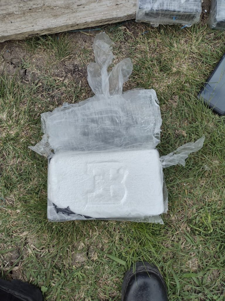 Concepción del Uruguay: secuestraron 500 kilos de cocaína arrojados desde una aeronave y detuvieron a tres personas sospechosas