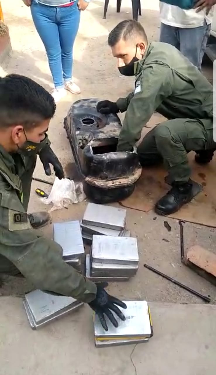 En dos de los procedimientos, la Gendarmería encontró oculta la droga en los tanques de combustible de los vehículos.  - Fotos: Gendarmería Nacional