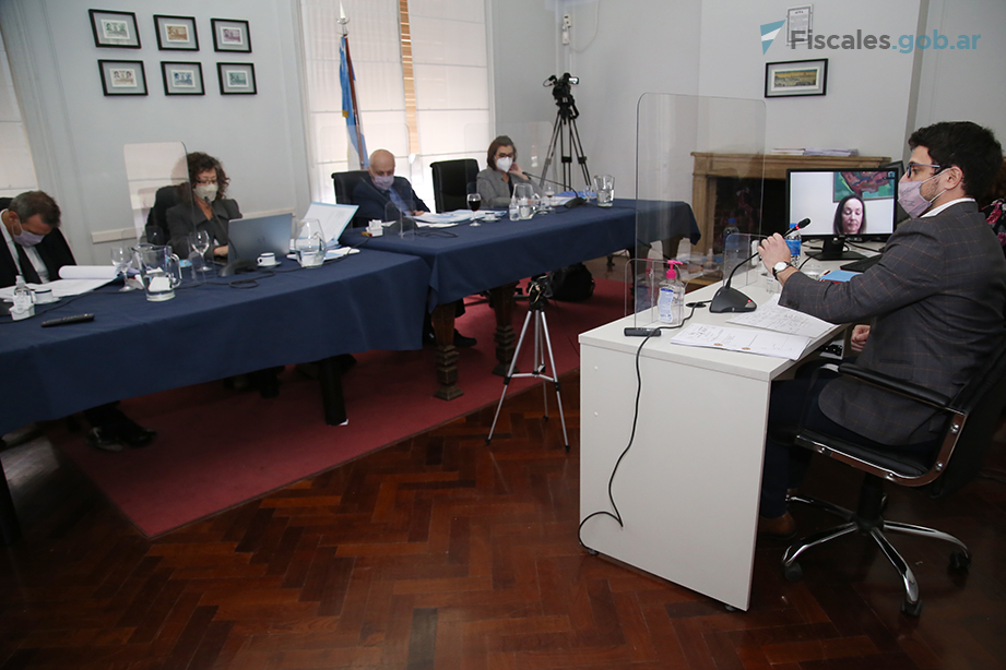 El tribunal evaluador toma examen durante el Concurso N°114. - Fotos: Matías Pellón / Fiscales.gob.ar