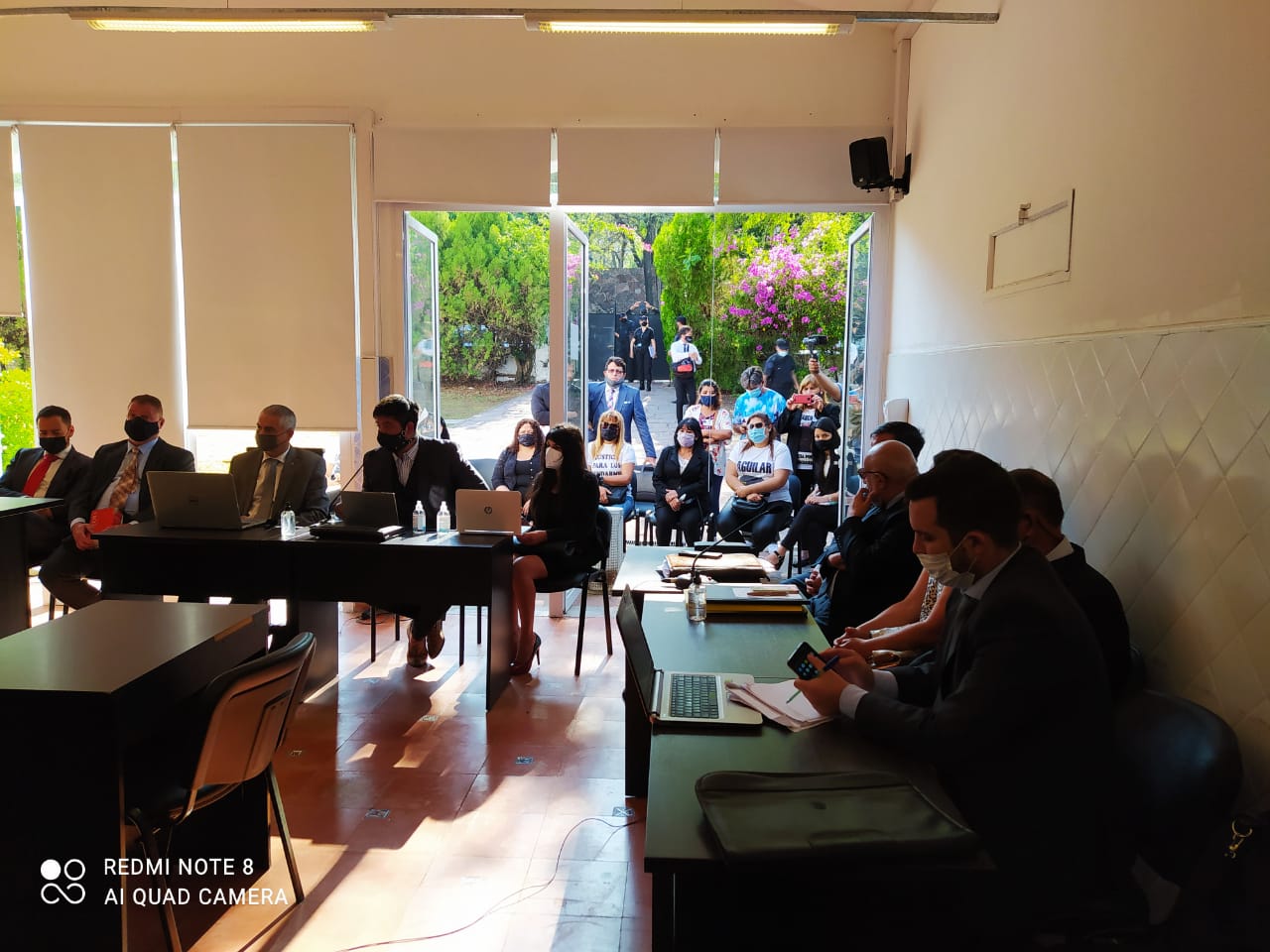 Los familiares de las víctimas y el público siguieron el juicio desde afuera de la sala.  - Fotos: Sebastián Rodríguez / Ministerio Público Fiscal 
