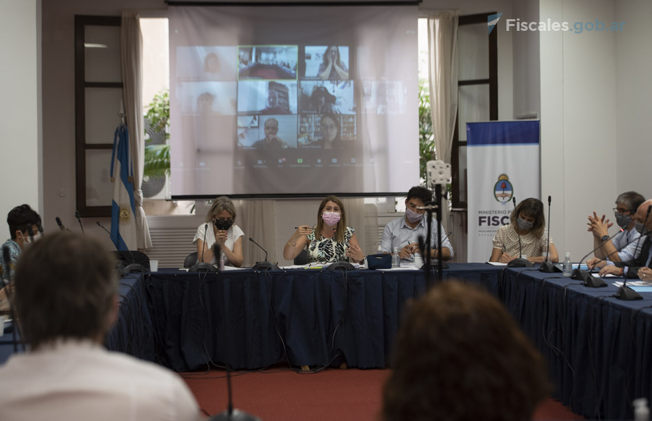 La reunión combinó la participación presencial y vritual.  - Foto: Claudia Conteris / Fiscales.gob.ar