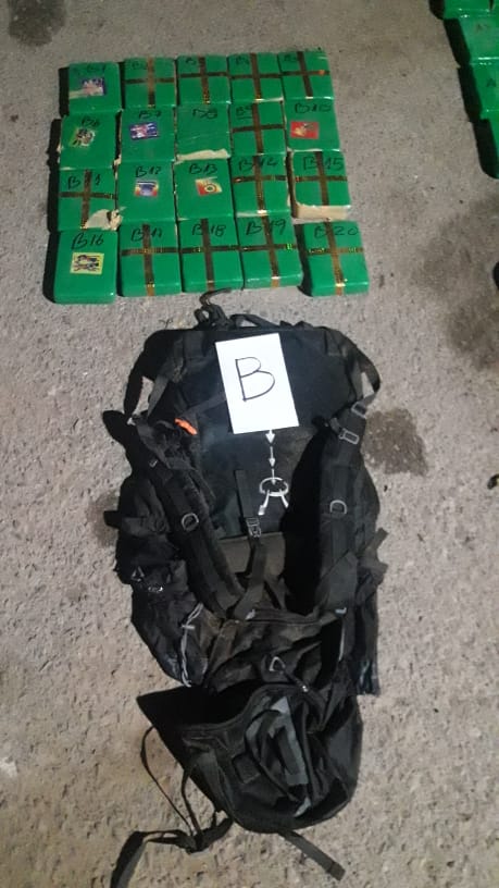 Una de las seis mochilas -con el contenido- secuestradas por la Gendarmería durante el procedimiento.  - Foto: Gendarmería Nacional. 