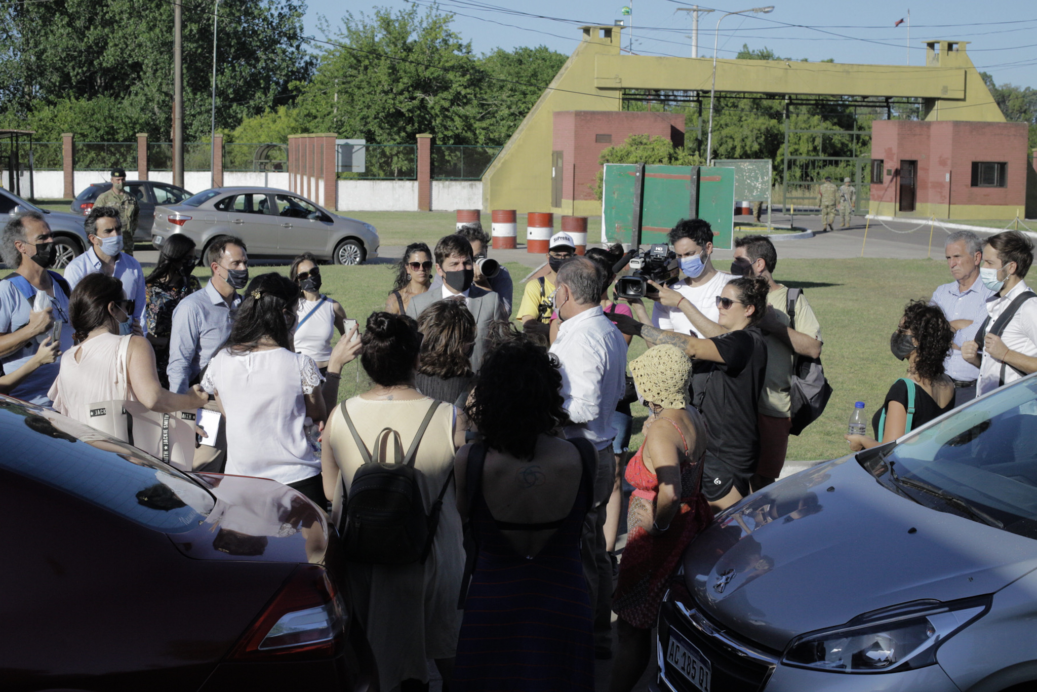 La comitiva, reunida en el ingreso al Regimiento 7.  - Foto: Lucas Herrera / Unidad Fiscal Federal de La Plata