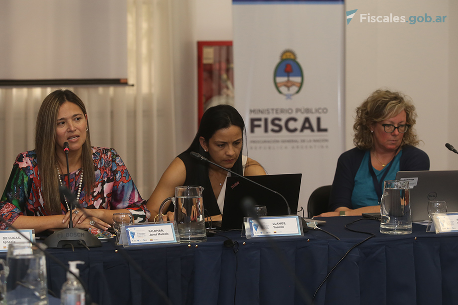 Las representantes de Colombia -Palomar, izquierda, y Llanos, centro- y Bélgica, Evi Franco.  - Foto: Matías Pellón / Fiscales.gob.ar