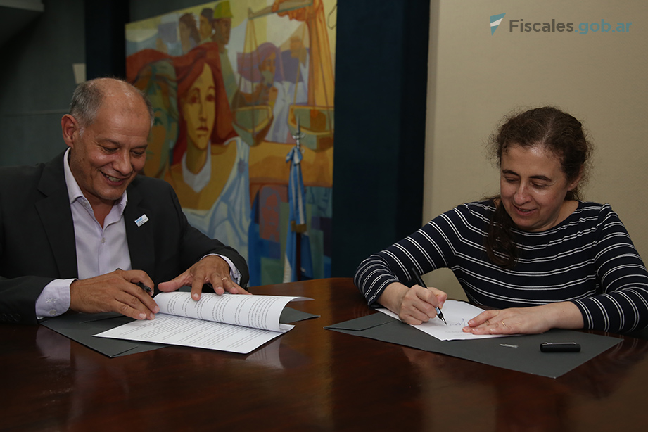 La fiscal Beloff y el rector Sabella firmaron el acuerdo en el salón Nelly Ortiz del edificio de Avenida de Mayo 760.  - Foto: Matías Pellón / Fiscales.gob.ar