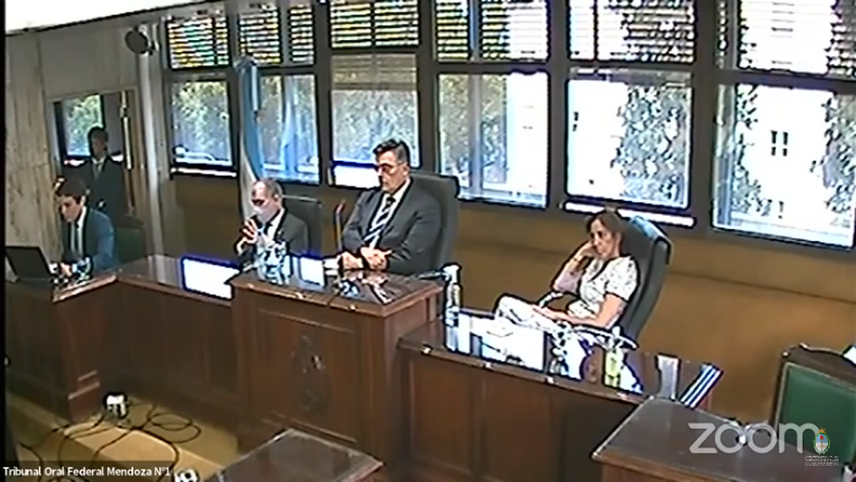 El Tribunal Oral Federal N°1 de Mendoza estuvo integrado en este proceso por  Alejandro Piña, Alberto Daniel Carelli y María Paula Marisi. El veredicto fue transmitido por el canal de Youtube del Poder Judicial de la Nación.  - 
