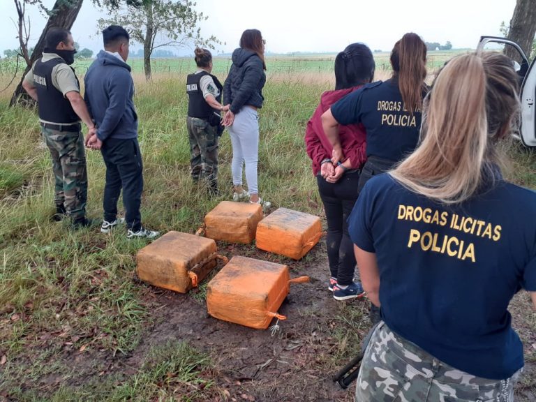 Detuvieron a cuatro personas luego de un operativo donde se secuestraron 130 kilos de cocaína que fueron arrojados desde una avioneta