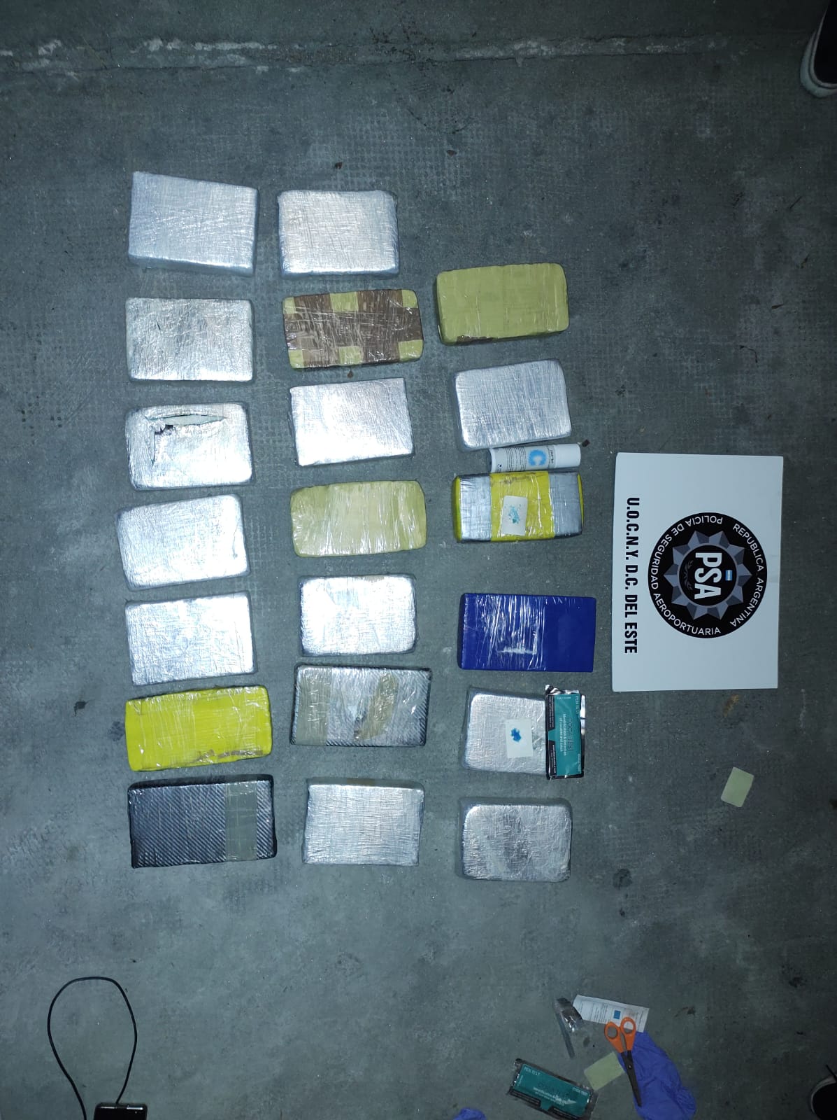 La cocaína hallada pesa poco más de 21 kilos.  - Foto: Policía de Seguridad Aeroportuaria.