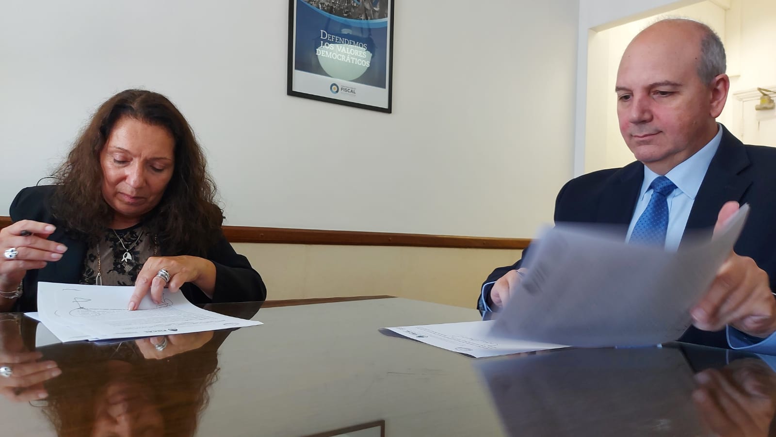 Rodríguez y Caamaño firmaron el acuerdo en la sede de la PIA. - Foto: Procuraduría de Investigaciones Administrativas.