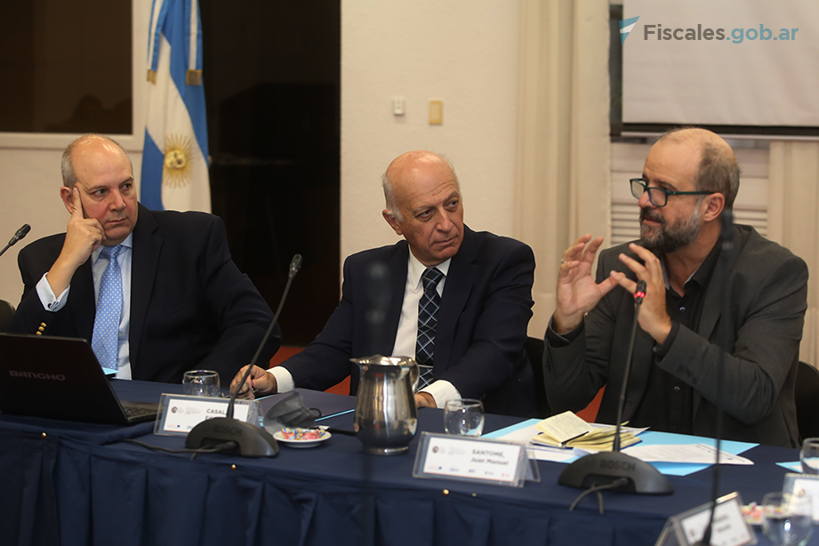 El director de EUROsociAL+, Juan Manuel Santomé, expone en el panel de apertura. - Foto: Matías Pellón / Fiscales.gob.ar