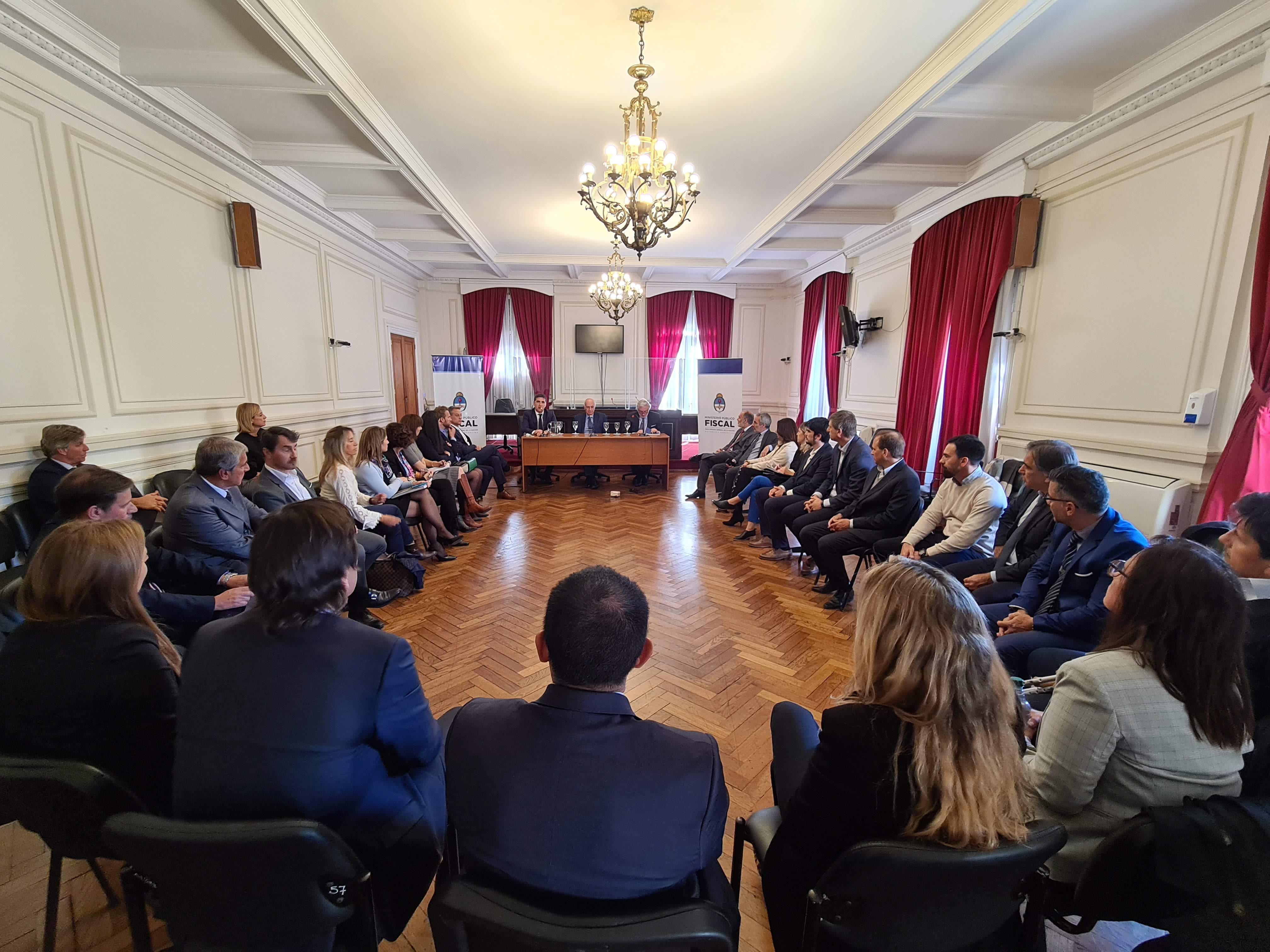 La reunión se celebró en la sala de audiencias de los Tribunales Federales de La Plata.  - Foto: Ministerio Público Fiscal de la Nación