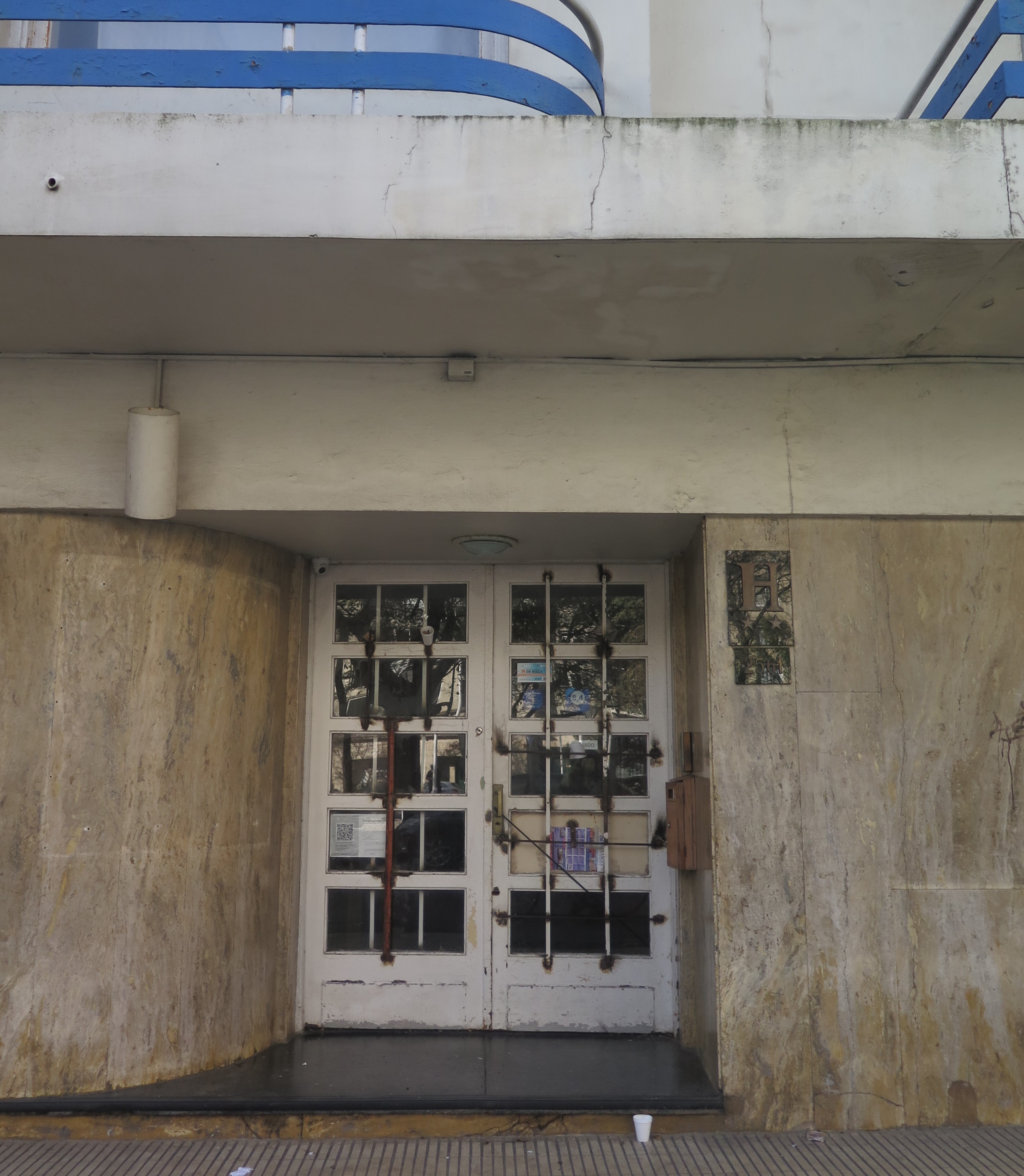 El ingreso clausurado al hotel, situado a menos de 200 metros de la sede del tribunal que intervino en el juicio.  - Foto: Belén Cano / Ministerio Público Fiscal