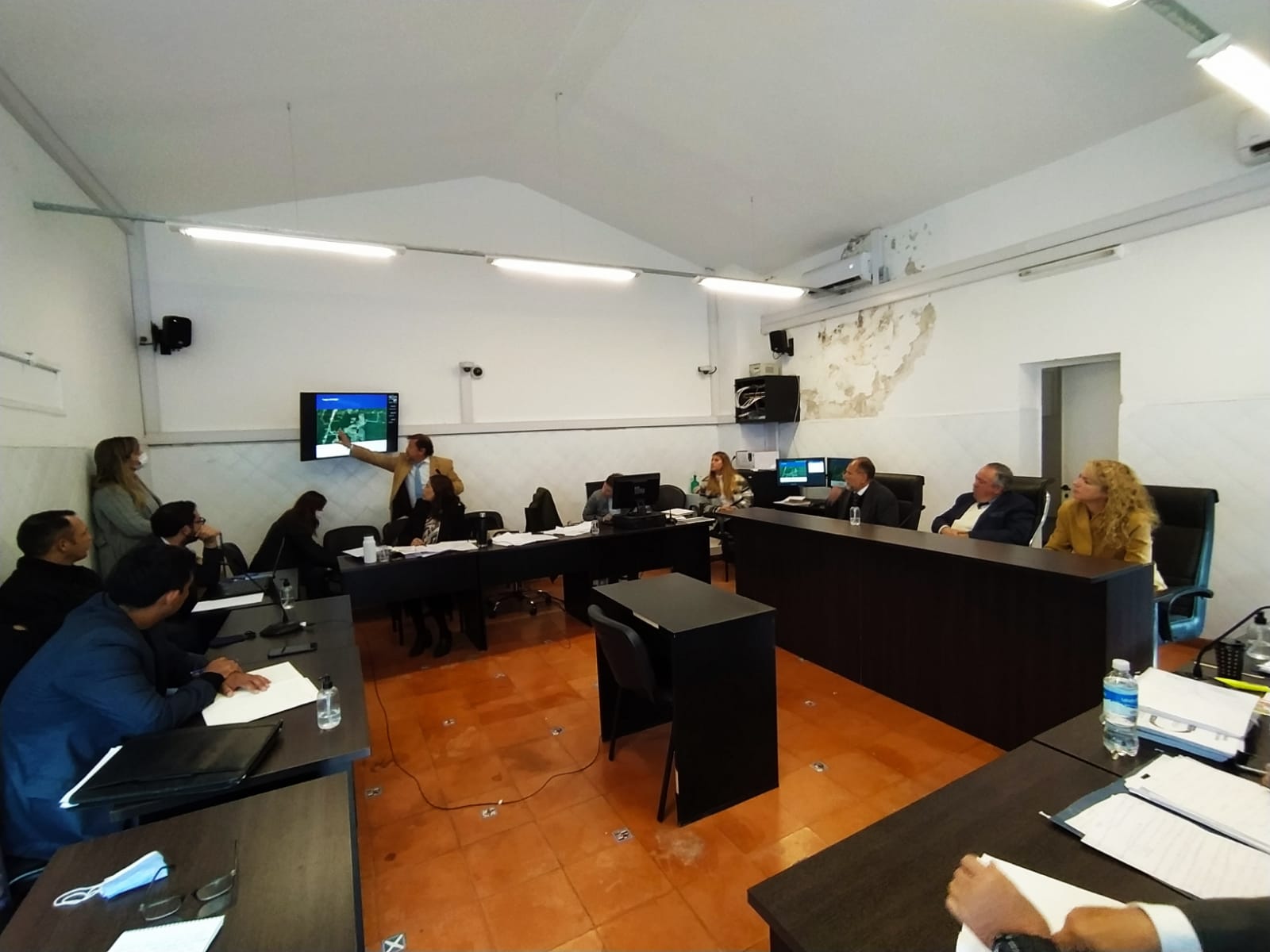 El fiscal Villalba, de pie, expone ante el tribunal su alegato de apertura.  - Foto: Sebastián Rodríguez / Ministerio Público Fiscal