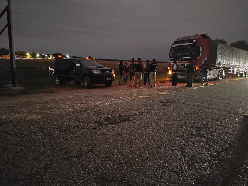 Para la detención del camión se instaló un puesto de control en la ruta 5 a la altura de la localidad de Luis Burela. - Fotos: Policía de Salta