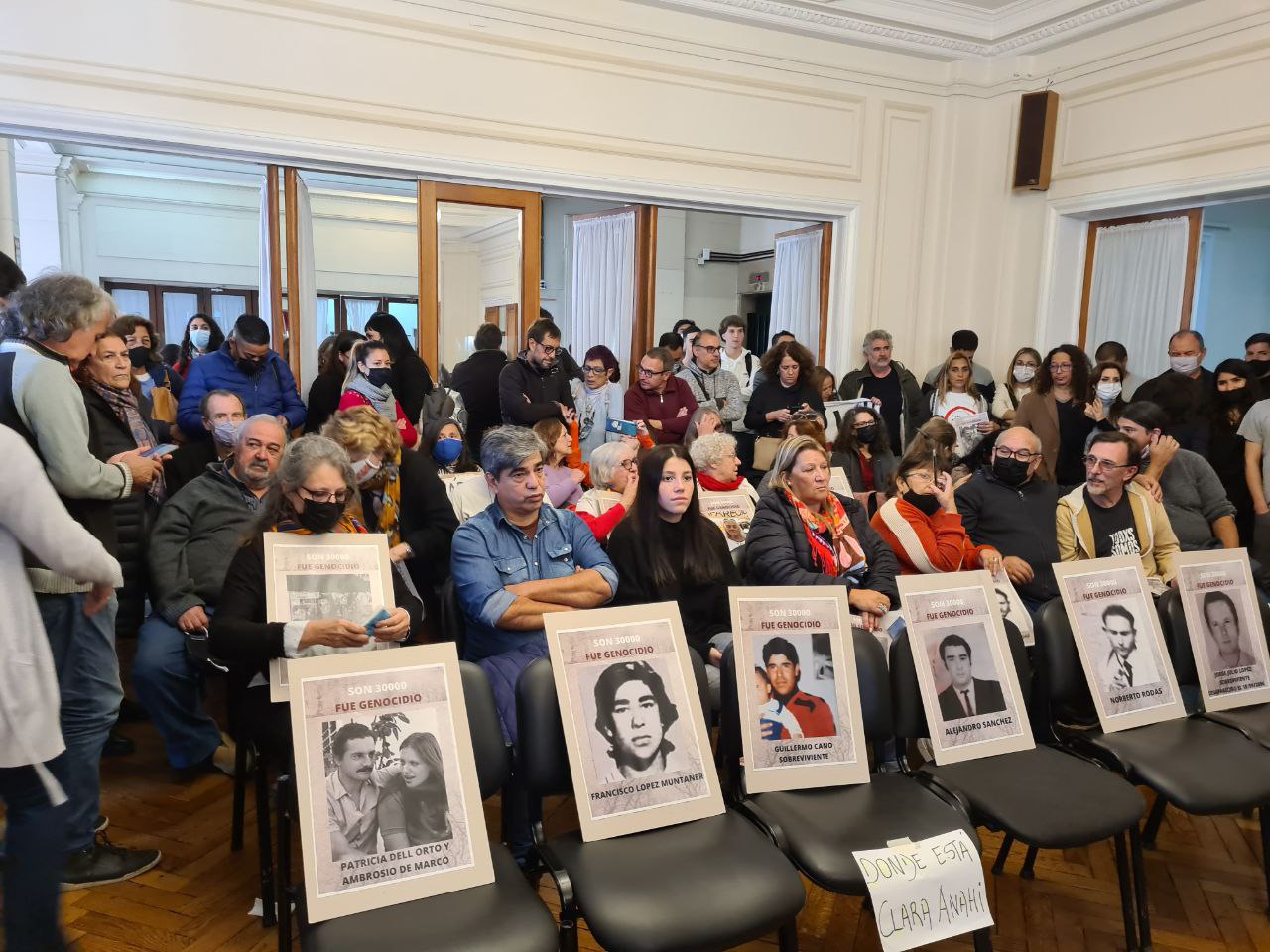El público colmó la sala y la antesala. En la primera fila se ubicaron las fotos de las víctimas.  - Foto: Ministerio Público Fiscal