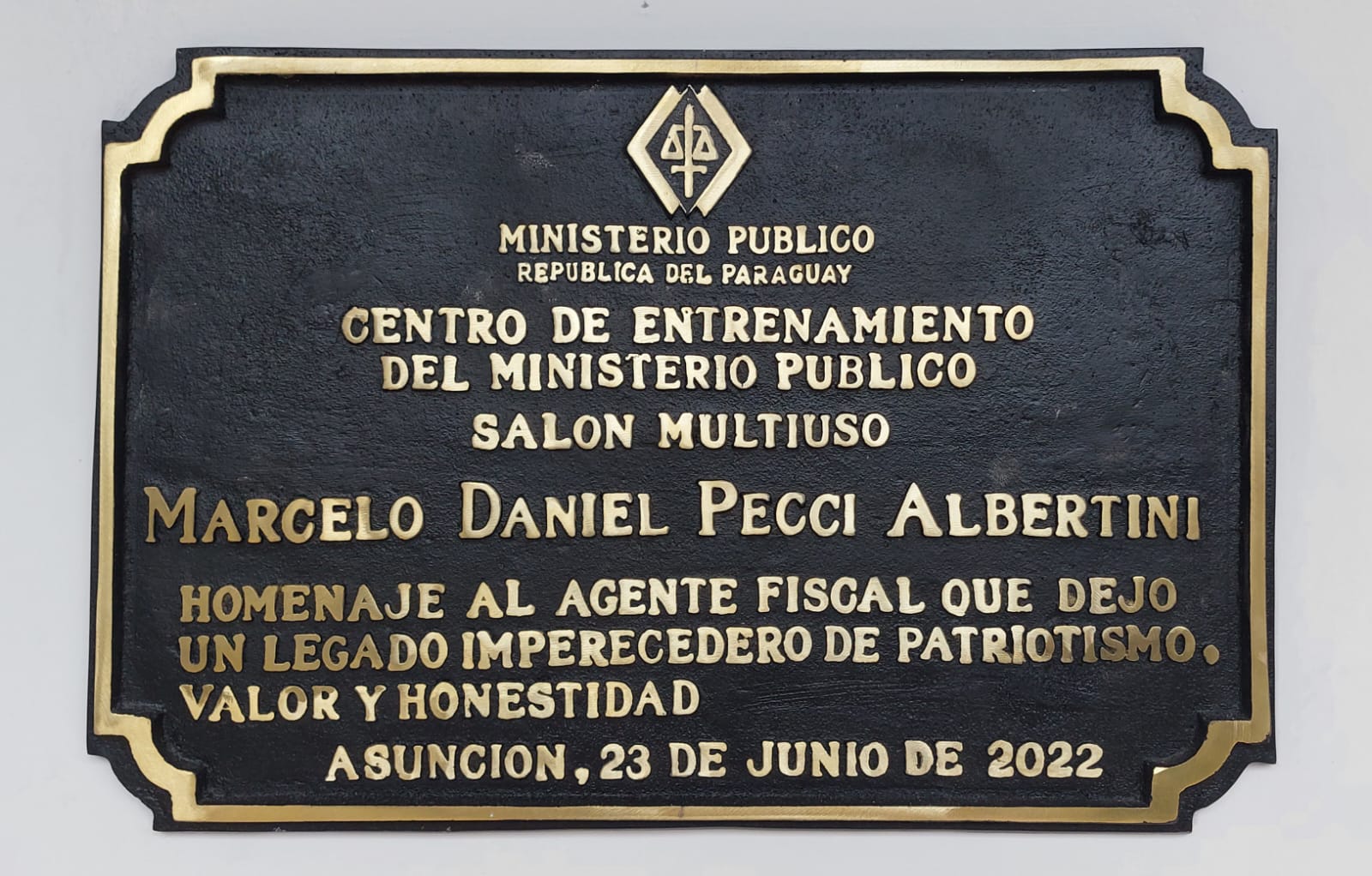 La placa descubierta en homenaje al fiscal Pecci. - Foto: Ministerio Público Fiscal de Paraguay
