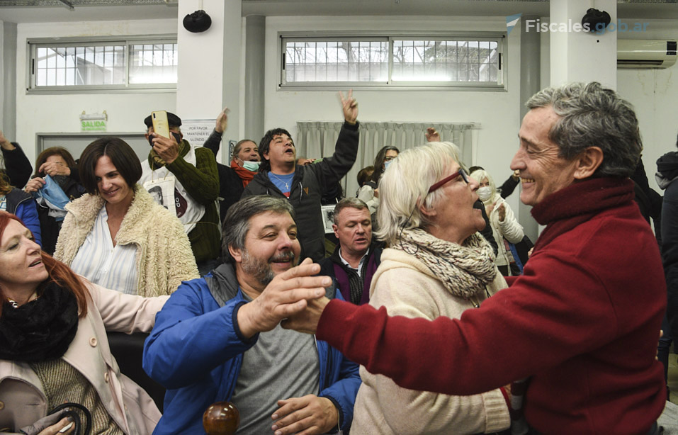 Tras la lectura del veredicto, el público celebra las condenas a prisión perpetua dictadas a los cuatro acusados.  - Foto: Claudia Conteris / Fiscales.gob.ar