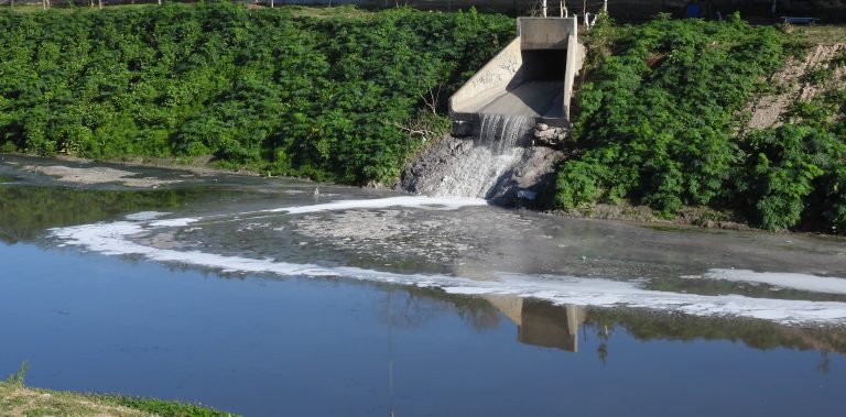 Moreno: investigan la posible contaminación por parte de una curtiembre sobre el río Reconquista