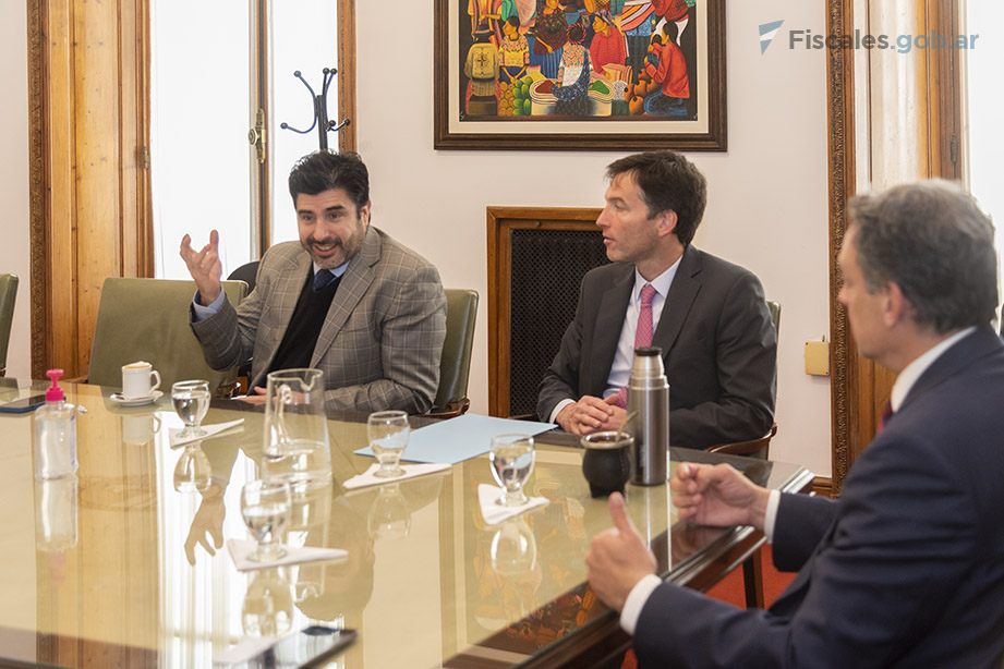 El fiscal federal Diego Velasco (izquierda), cotitular de la PROCELAC, oficina que estará a cargo de brindar las capacitaciones.  - Foto: Iñaki Barroetaveña / Fiscales.gob.ar