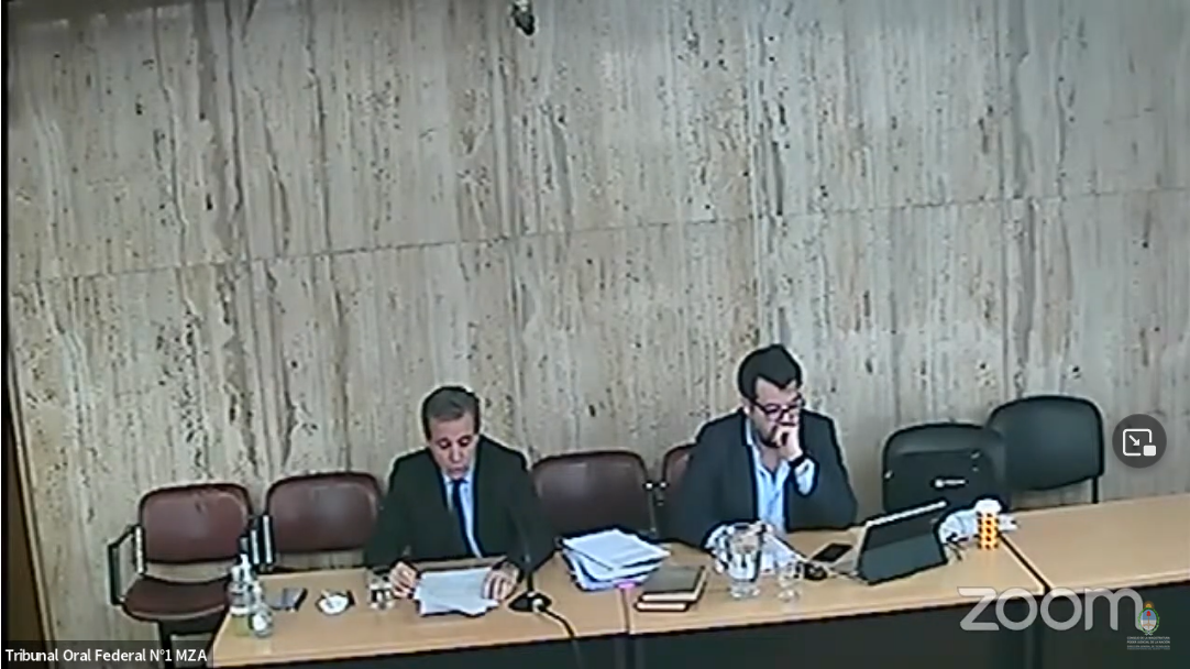 A la izquierda, el fiscal Vega expone su alegato, que se extendió cuatro jornadas. El juicio comenzó hace más de tres años.  - Captura de pantalla de la transmisión del canal de Youtube del Poder Judicial de la Nación.