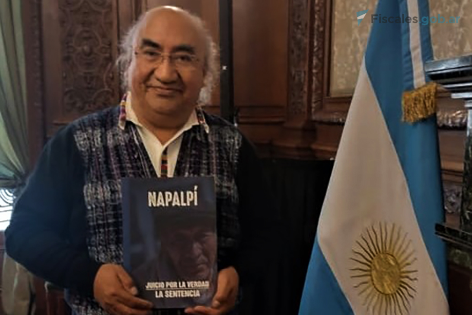 El relator Francisco Calí Tzay sostiene el libro con la sentencia.  - Imágenes remitidas por la Unidad Fiscal de Derechos Humanos de Resistencia.