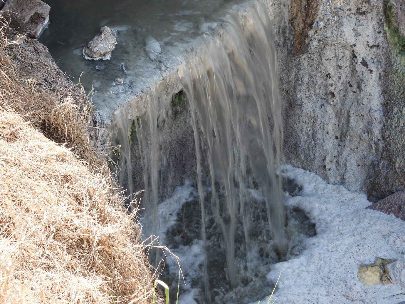 Uno de los vuelcos en el río Reconquista. Los estudios detectaron acumulación de espuma blanca, olor nauseabundo y temperatura elevada. - Foto: Fiscalía Federal de Moreno.