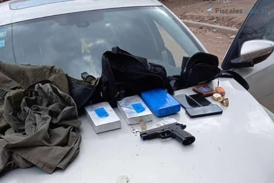 La droga, la réplica de un arma y otros objetos, sobre el capot del VW Vento en el que se movía el imputado.  - Foto: Gendarmería Nacional