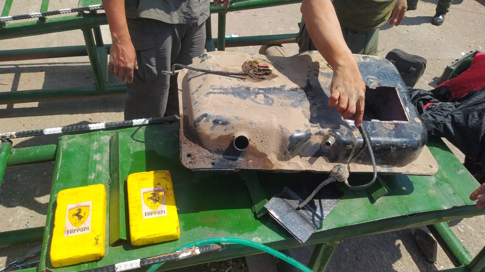 Dentro del tanque de combustible había un compartimento especial, donde fueron hallados poco más de dos kilos de cocaína.  - Foto: Gendarmería Nacional