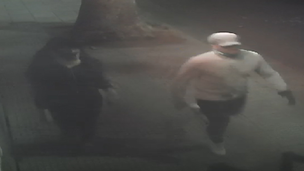 El agresor, con gorra, se aleja del lugar después del crimen. - Imagen tomada por cámaras de monitoreo del Gobierno porteño.