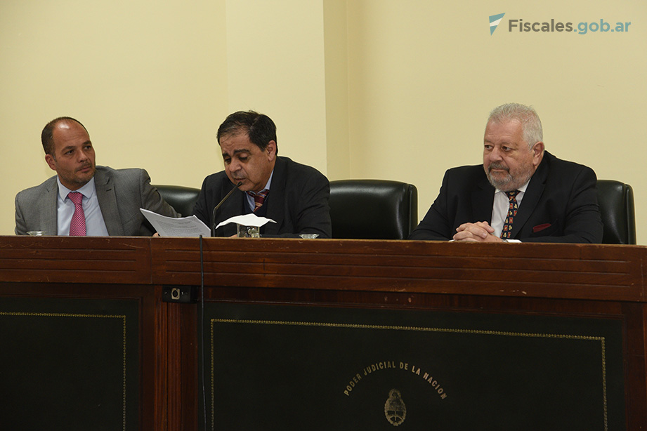 Los jueces Maximiliano Dialeva Balmaceda, Marcelo Alvero y Carlos Rengel Mirat - Foto: Matías Pellón / Fiscales.gob.ar