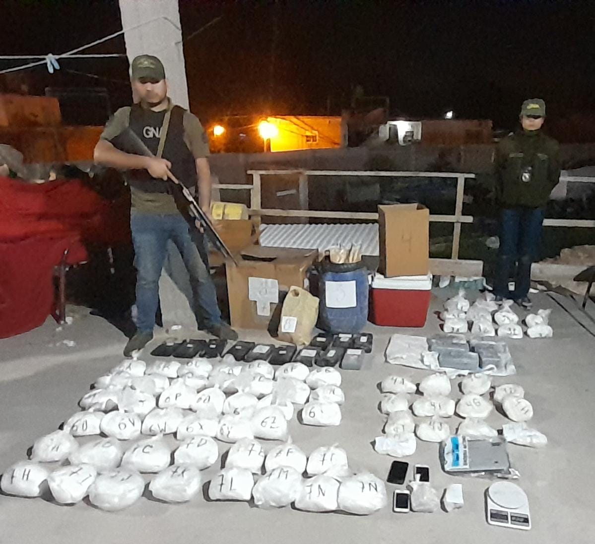 En el procedimiento realizado por la Gendarmería Nacional en Esteban Echevarría se secuestraron 50 kilos de cocaína.  - Foto: Gendarmería Nacional.
