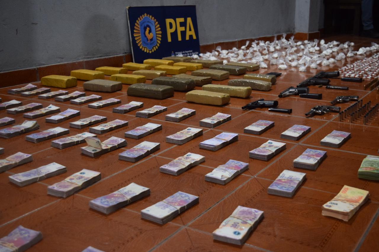 Dinero, armas, municiones y estupefacientes secuestrados en los procedimientos.  - Foto de archivo: Policía Federal Argentina.