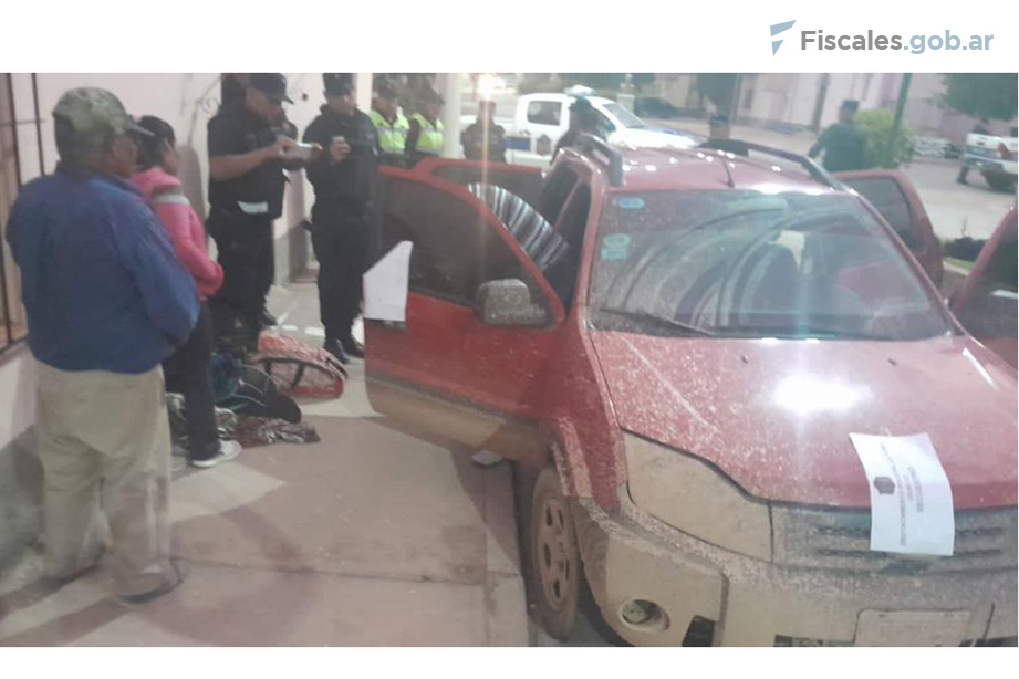 Funcionarios policiales requisan la Ford Eco Sport donde se ocultaba la cocaína. - Foto: Policía de la provincia de Salta.