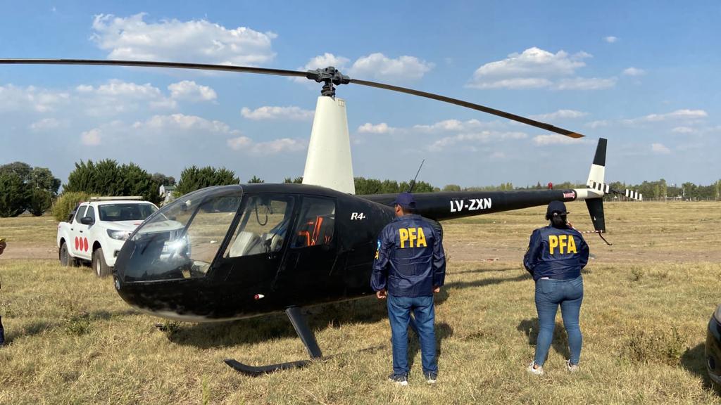 El helicóptero que iba a ser utilizado en la fallida fuga de la cárcel de Ezeiza fue interceptado por la Policía Federal cuando debió aterrizar por una falla mecánica.  - Foto: Policía Federal Argentina