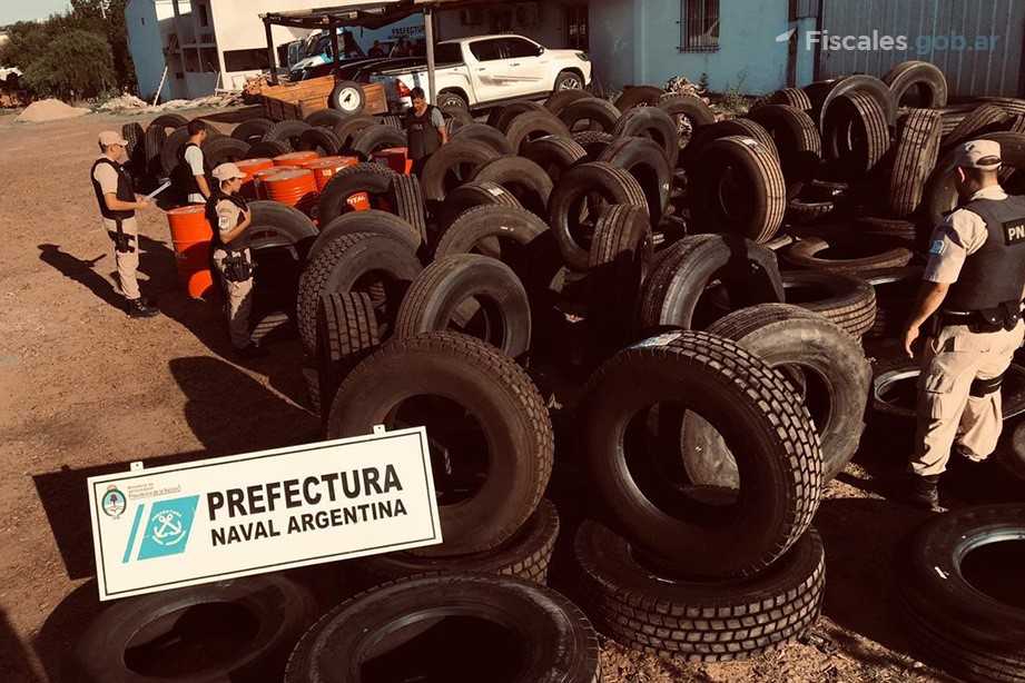 En los procedimientos fueron secuestrados 569 neumáticos de vehículo y 391 cámaras de neumáticos. - Foto: Prefectura Naval Argentina.